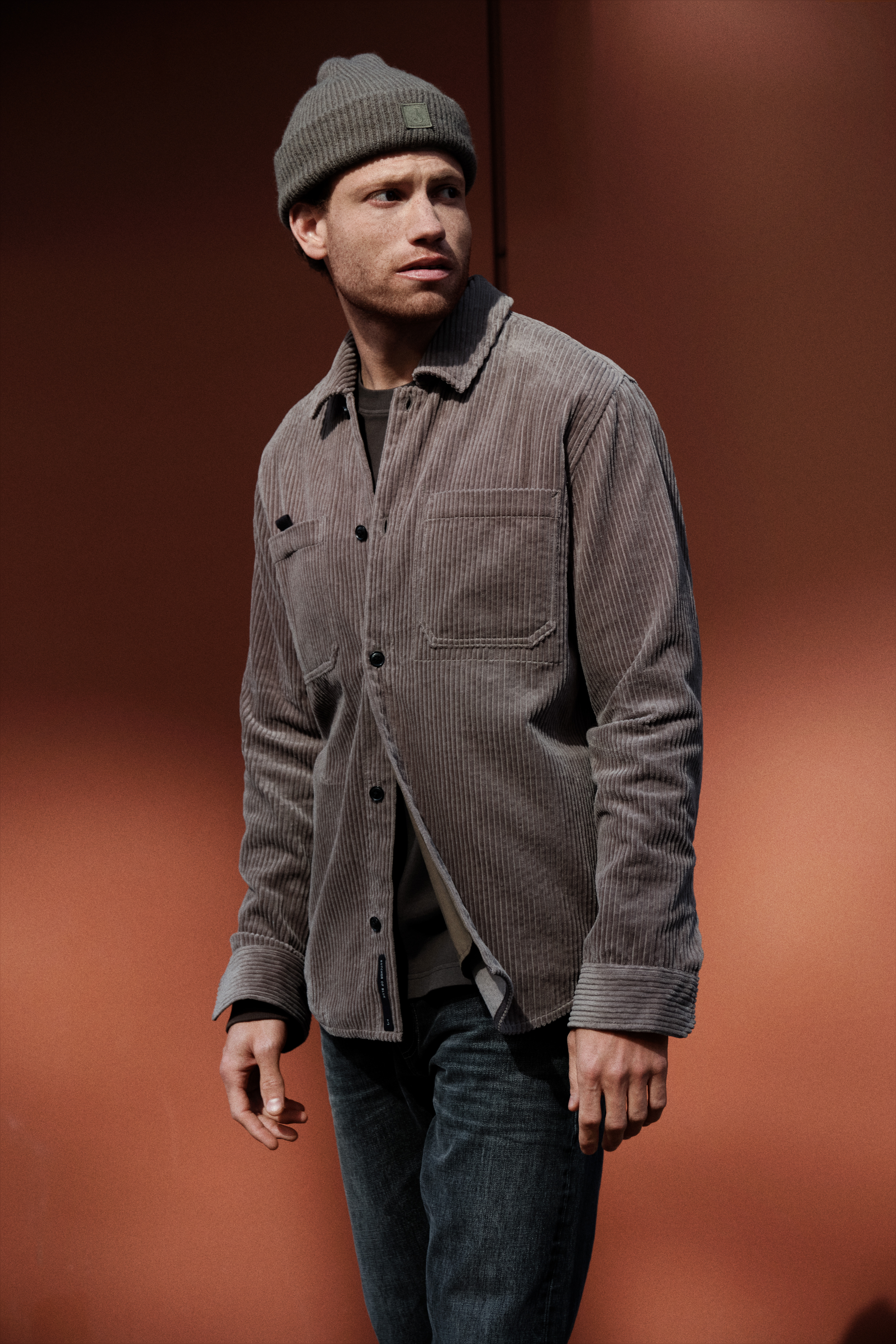 Man met jas aan Butcher of Blue